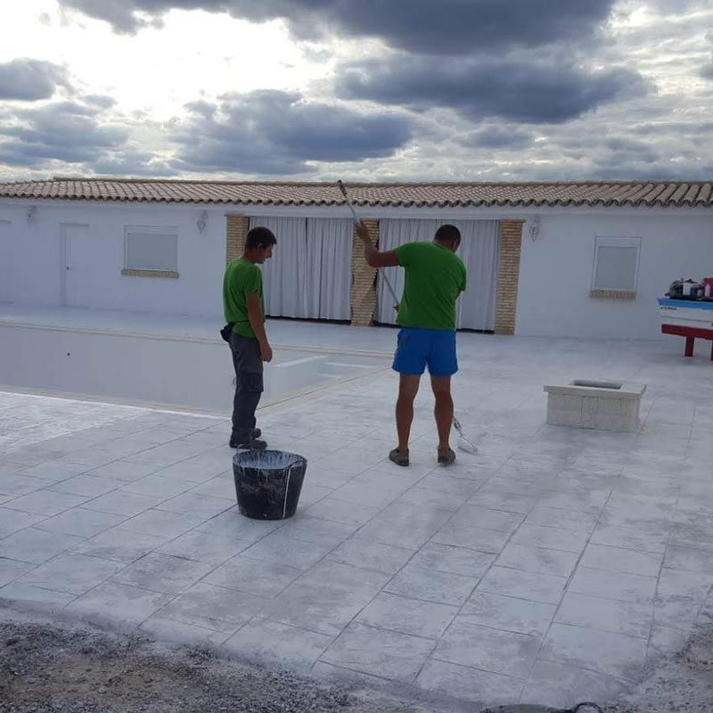 Pavimentos Hormigón Impreso Sevilla hombres reformando piso
